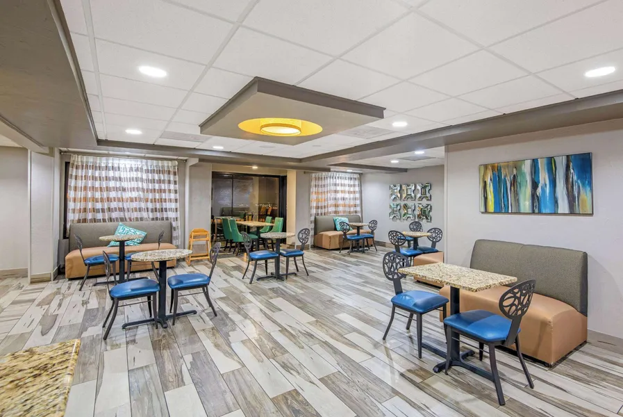 La Quinta Inn & Suites by Wyndham Denison - N. Lake Texoma hotel detail image 2