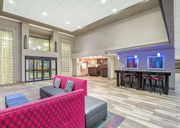 La Quinta Inn & Suites by Wyndham Denison - N. Lake Texoma hotel thumbnail 3