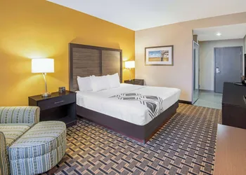 La Quinta Inn & Suites by Wyndham Denison - N. Lake Texoma hotel thumbnail 5