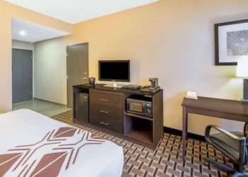 La Quinta Inn & Suites by Wyndham Denison - N. Lake Texoma hotel thumbnail 6