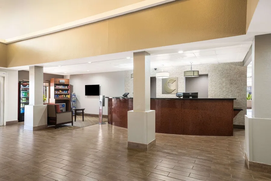Comfort Suites Forsyth near I-75 hotel detail image 2