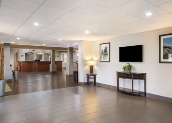 Comfort Suites Forsyth near I-75 hotel thumbnail 4