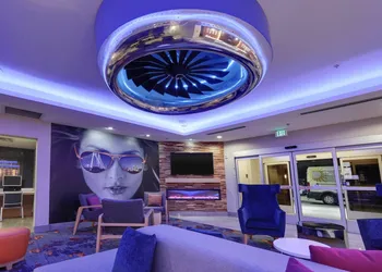 La Quinta Inn & Suites by Wyndham Dallas Love Field hotel thumbnail 2