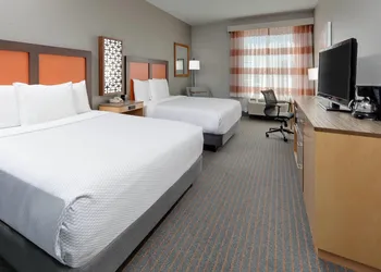 La Quinta Inn & Suites by Wyndham Dallas Love Field hotel thumbnail 5