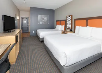 La Quinta Inn & Suites by Wyndham Dallas Love Field hotel thumbnail 6