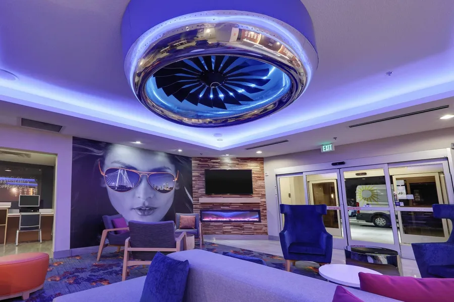 La Quinta Inn & Suites by Wyndham Dallas Love Field hotel detail image 2