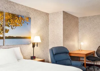 Days Inn by Wyndham Hurley hotel thumbnail 5