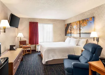 Days Inn by Wyndham Hurley hotel thumbnail 6