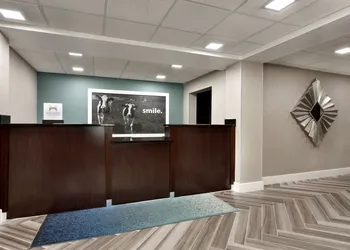 Hampton Inn Waycross hotel thumbnail 2