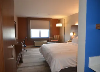 Holiday Inn Express & Suites Rochester by IHG hotel thumbnail 4