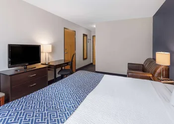 Super 8 by Wyndham Lachenaie/Terrebonne hotel thumbnail 7