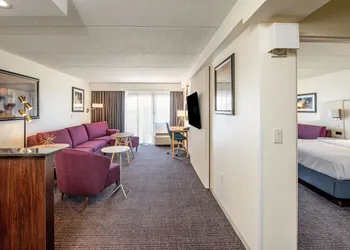 Crowne Plaza Milwaukee Airport by IHG hotel thumbnail 4