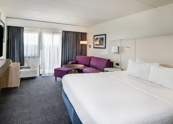 Crowne Plaza Milwaukee Airport by IHG hotel thumbnail 7