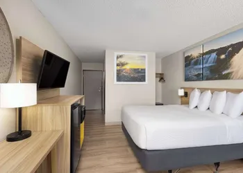 Days Inn by Wyndham Carthage hotel thumbnail 3