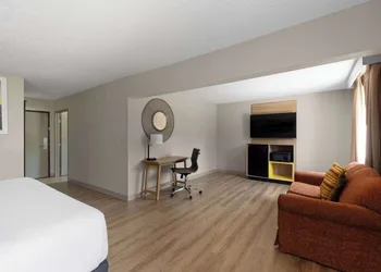 Days Inn by Wyndham Carthage hotel thumbnail 4