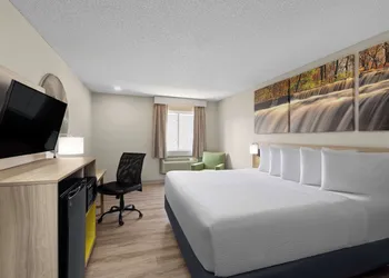 Days Inn by Wyndham Carthage hotel thumbnail 8