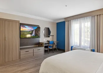 Holiday Inn Express Hotel & Suites Vacaville by IHG hotel thumbnail 5