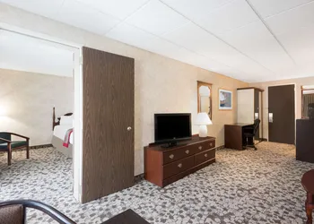 Ramada Plaza by Wyndham Portland hotel thumbnail 5