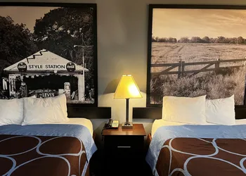 Super 8 by Wyndham Center hotel thumbnail 4