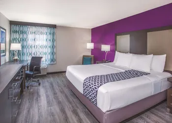 La Quinta Inn & Suites by Wyndham Effingham hotel thumbnail 7