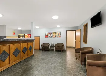 Super 8 by Wyndham Topeka/Wanamaker RD/I-70 hotel thumbnail 2
