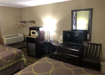 Super 8 by Wyndham Topeka/Wanamaker RD/I-70 hotel thumbnail 5