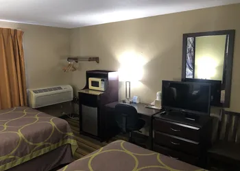 Super 8 by Wyndham Topeka/Wanamaker RD/I-70 hotel thumbnail 8