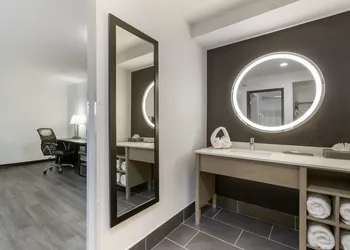 La Quinta Inn & Suites by Wyndham Des Moines West Clive hotel thumbnail 7