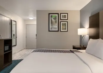 La Quinta Inn & Suites by Wyndham Peru Starved Rock St Park hotel thumbnail 5