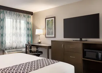 La Quinta Inn & Suites by Wyndham Peru Starved Rock St Park hotel thumbnail 6