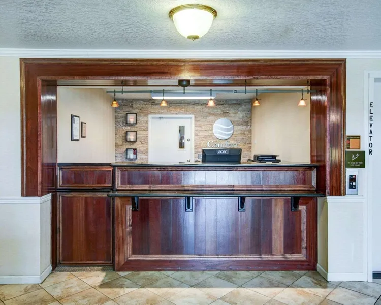 Comfort Inn Redding Near I-5 hotel detail image 2