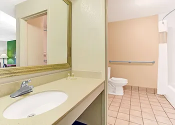 Days Inn by Wyndham Wilson hotel thumbnail 7