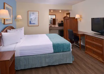 Edgewater Inn And Suites hotel thumbnail 4
