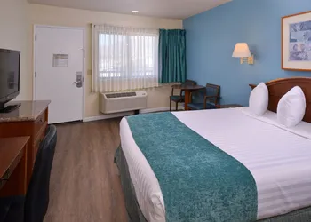 Edgewater Inn And Suites hotel thumbnail 5