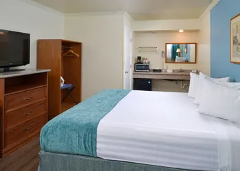 Edgewater Inn And Suites hotel thumbnail 6
