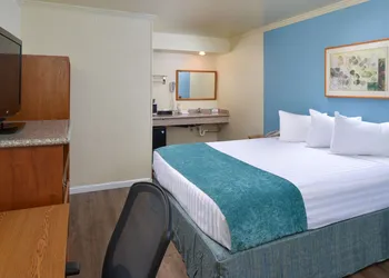 Edgewater Inn And Suites hotel thumbnail 7