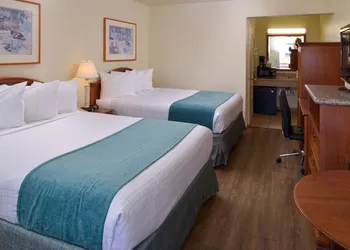 Edgewater Inn And Suites hotel thumbnail 8