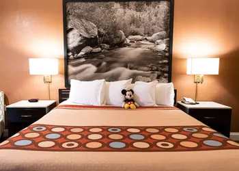 Super 8 by Wyndham Anaheim/Disneyland Drive hotel thumbnail 5