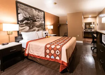 Super 8 by Wyndham Anaheim/Disneyland Drive hotel thumbnail 8