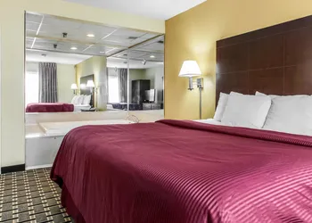 Clarion Inn & Suites Indianapolis Northwest hotel thumbnail 8