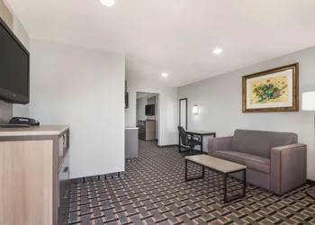 Knights Inn and Suites Salem hotel thumbnail 5