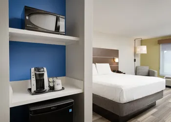 Holiday Inn Express Hotel & Suites Tullahoma by IHG hotel thumbnail 3