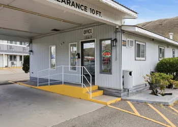 Canadas Best Value Desert Inn & Suites Cache Creek hotel thumbnail 2
