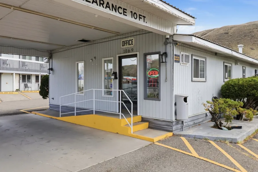 Canadas Best Value Desert Inn & Suites Cache Creek hotel detail image 2