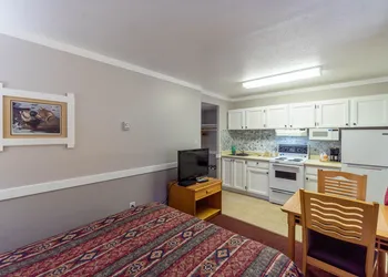 Canadas Best Value Desert Inn & Suites Cache Creek hotel thumbnail 6
