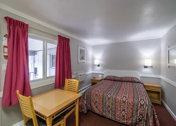 Canadas Best Value Desert Inn & Suites Cache Creek hotel thumbnail 7