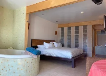 Pikes Peak Paradise Bed and Breakfast hotel thumbnail 2