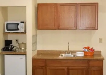 Best Inn & Suites hotel thumbnail 5