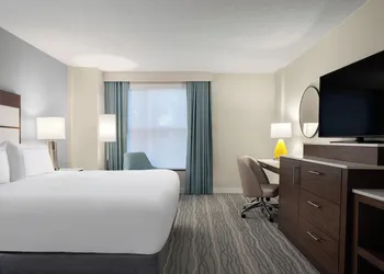 Doubletree by Hilton Hotel Norfolk Airport hotel thumbnail 6