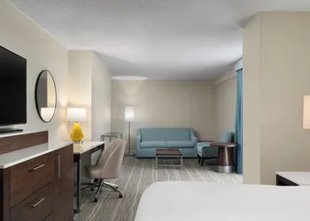 Doubletree by Hilton Hotel Norfolk Airport hotel thumbnail 7